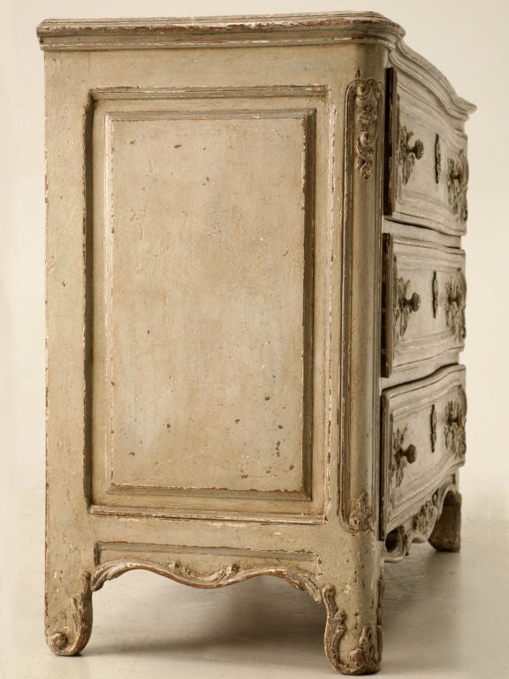 Commode à 3 tiroirs avec façade serpentine peinte en faux marbre, vers 1910