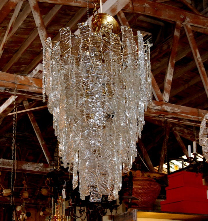 Lustre à quatre niveaux en verre de Murano avec dix lumières et 90 pièces de verre.