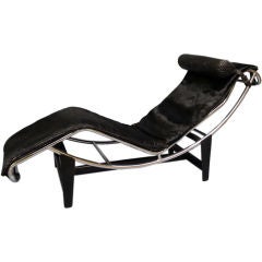 Une chaise longue LC-4 iconique du Corbusier en cuir de vache noir