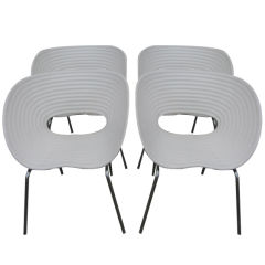 Un ensemble de 4 chaises polyvalentes Tom Vac de Ron Arad