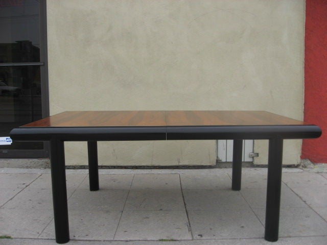 The rosewood top is framed in black lacquer. The legs as well are in black lacquer.
The top opens with one 20