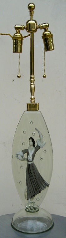 Spektakuläres, einzigartiges Lampenpaar mit tanzenden Figuren in klarem Murano-Glas von Alfredo Barbini.  Sie wurden mit neuen goldfarbenen, gedrehten Rayon-Kordeln und doppelten Clustern im europäischen Stil neu verkabelt, wobei das Lampenkabel aus