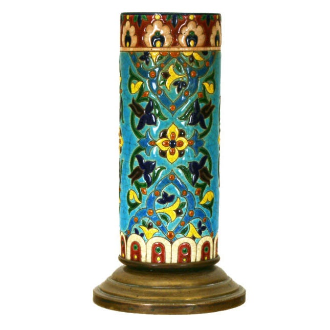 Vase en poterie émaillée française dans le style de Longwy monté sur une base en bronze