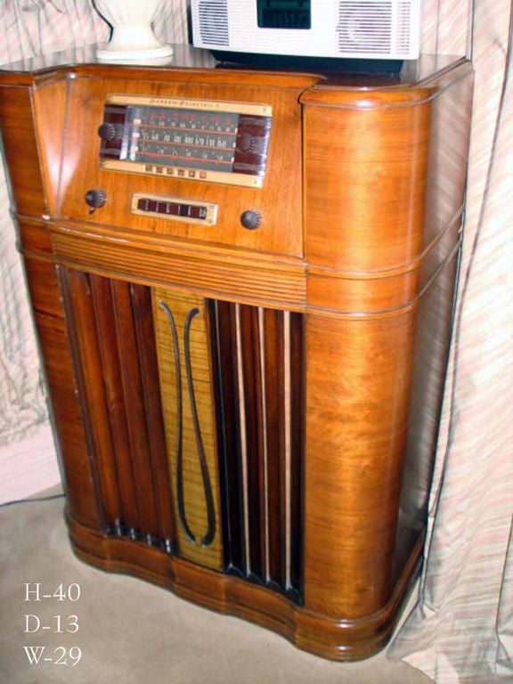 1940's General Electric radio in good working condition, veneered in walnut.
