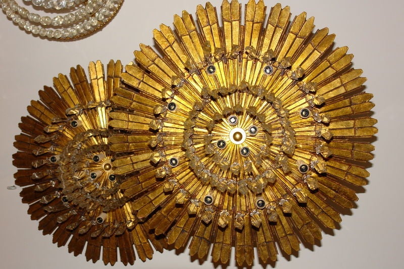 Milieu du XXe siècle Paire de luminaires Sunburst en bois doré, vendus à l'unité en vente