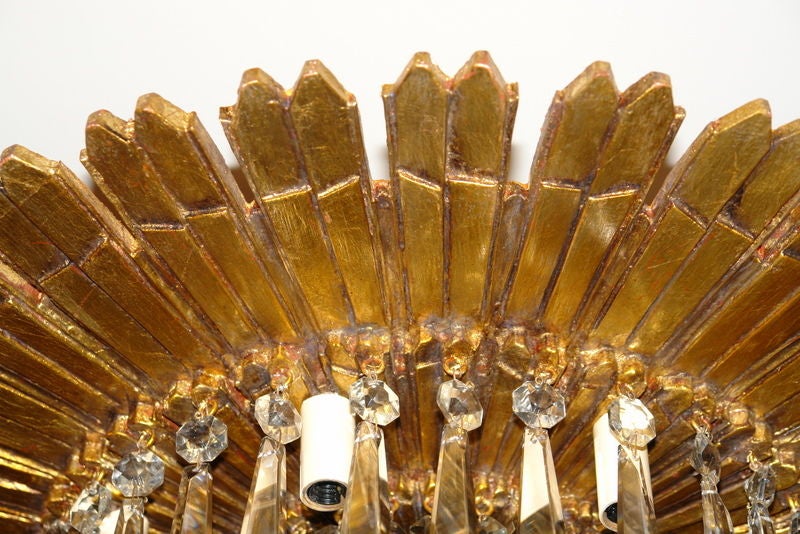 Paire de luminaires Sunburst en bois doré, vendus à l'unité Bon état - En vente à New York, NY