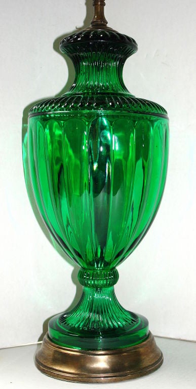Lampen aus smaragdgrünem Glas, Paar (Französisch) im Angebot