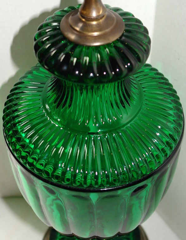 Lampen aus smaragdgrünem Glas, Paar (Geformt) im Angebot