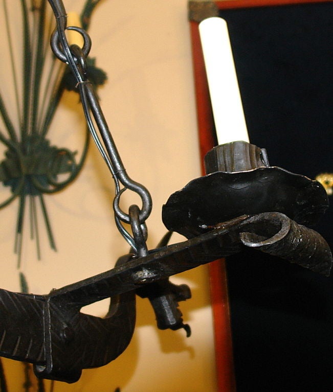 Horizont-Gotik-Kronleuchter aus Eisen mit Drachen im Zustand „Gut“ im Angebot in New York, NY