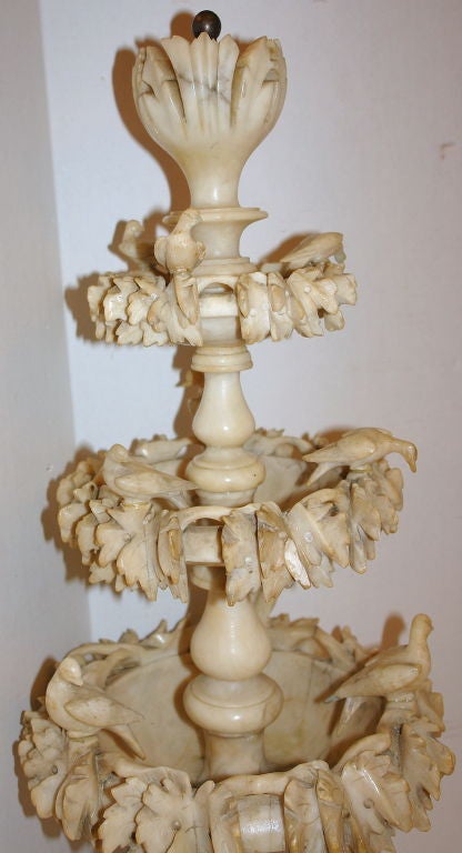 italien Sculpture en albâtre en forme de fontaine en vente
