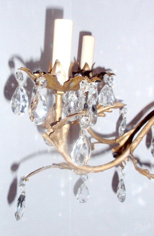 Milieu du XXe siècle Lustre en métal doré avec cristaux en vente