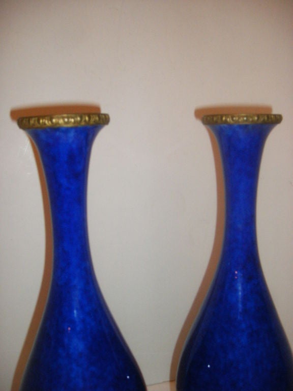 Paire de vases en porcelaine bleue royale française des années 1920 avec montures en bronze et marqués Sèvres.

Mesures :
Hauteur 16,5