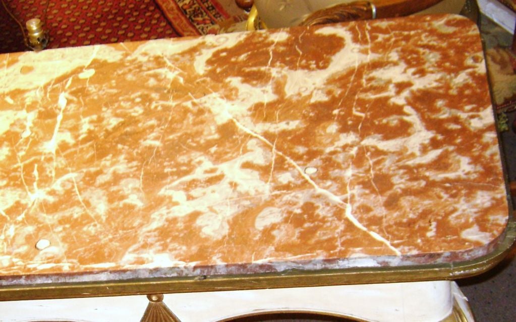 Ein schwedischer Tisch aus dem späten 19. Jahrhundert mit geschnitztem Holz, vergoldeten Details und Marmorplatte.

Abmessungen:
Höhe 30