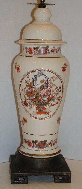 Paire de lampes de table anglaises des années 1930 en porcelaine à décor de Chinoiserie et bases en bronze. Les corps avec des paniers de fleurs dans un médaillon central.

Mesures :
Hauteur du corps : 19