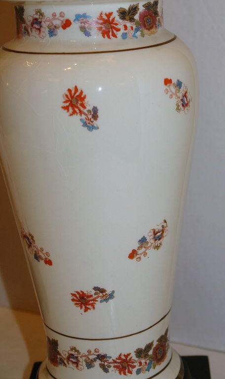 Porcelaine Lampes de table blanches à décoration florale en vente