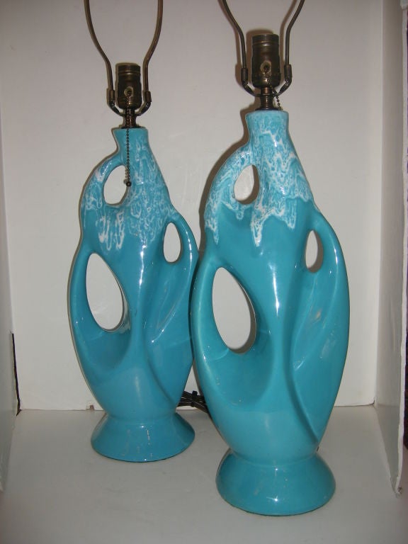 Paire de lampes en porcelaine italienne des années 1960, bleu clair avec détails blancs.


18.5