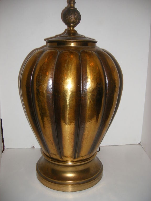 Gran lámpara vintage de latón martillado en Bueno estado para la venta en New York, NY