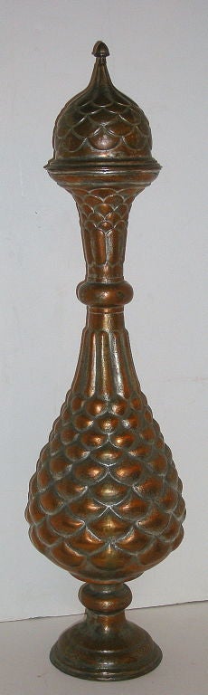Paire de vases turcs en cuivre martelé avec couvercles et traces originales de finition argentée, années 1940.

Mesures :
Hauteur totale 30