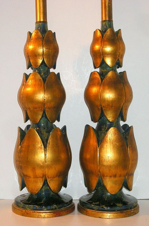 Ein Paar dreistöckige italienische Porzellan-Tischlampen mit Lotosmotiv aus den 1950er Jahren mit goldener und blauer Glasur.

Abmessungen:
Höhe des Körpers 27