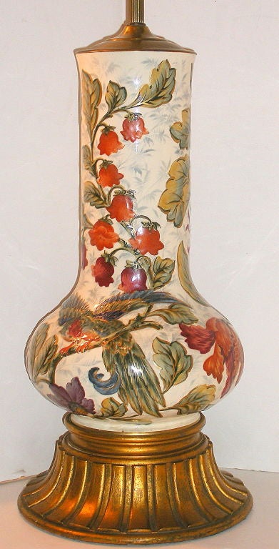 Eine einzelne französische Porzellanvase um 1900, montiert als Lampe.

Abmessungen:
Höhe des Körpers 20