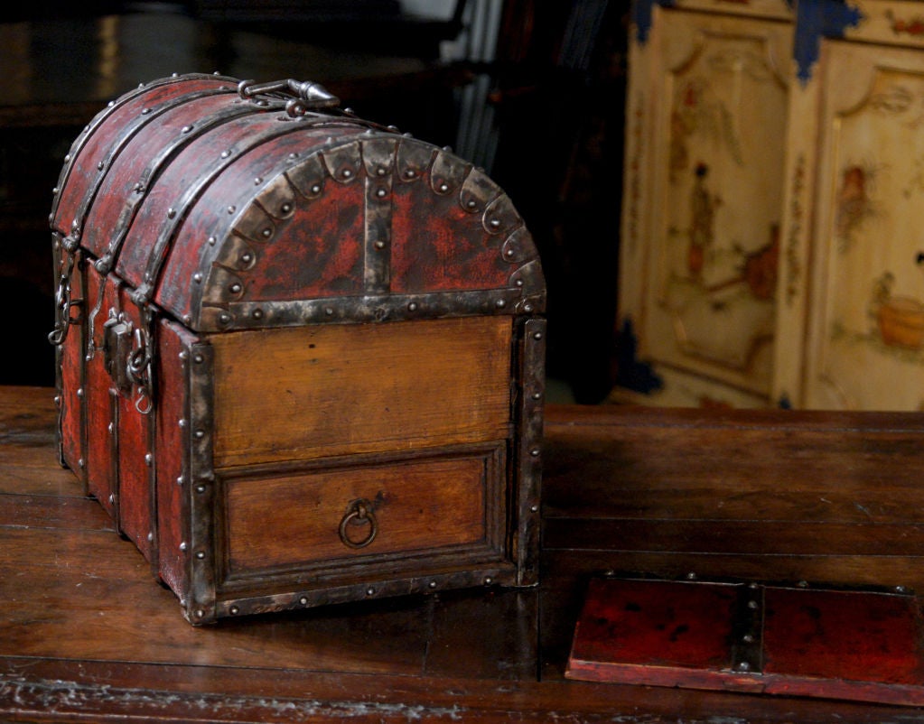 A 16th/17th Century Style French Red Lacquered Small Chest For Sale 1