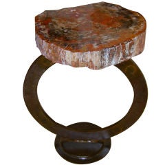 Atemberaubende Tischplatte aus versteinertem Holz mit einem Sockel aus patiniertem Eisen.