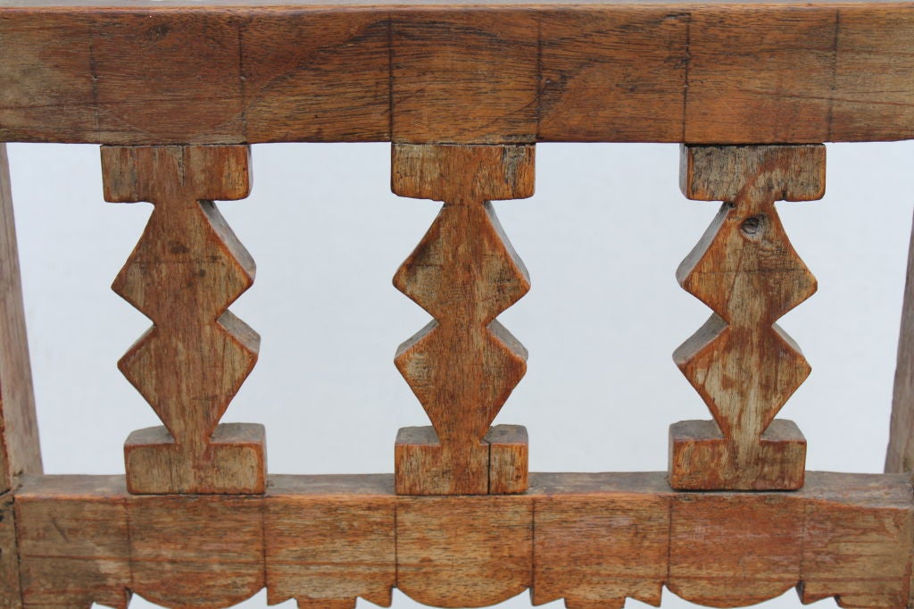 Paire de chaises espagnoles coloniales du Nouveau-Mexique sculptées à la main 3