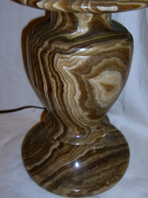 Une très belle lampe sculptée à la main dans une forme de pierre. Il est merveilleusement grainé et, lorsqu'il est éclairé, il émet une lueur chaleureuse. Il porte encore son Label d'origine, qui indique 