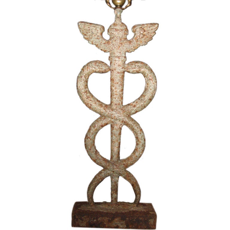 Antikes, antikes, physisches Symbolschild aus Eisen in Lampe gefertigt