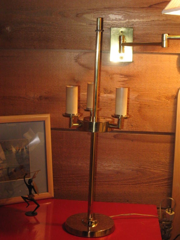 Lampe de table en laiton du milieu du siècle, conçue par Robsjohn-Gibbings pour Hansen, avec épi de faîtage d'origine et interrupteur On/Off signé.