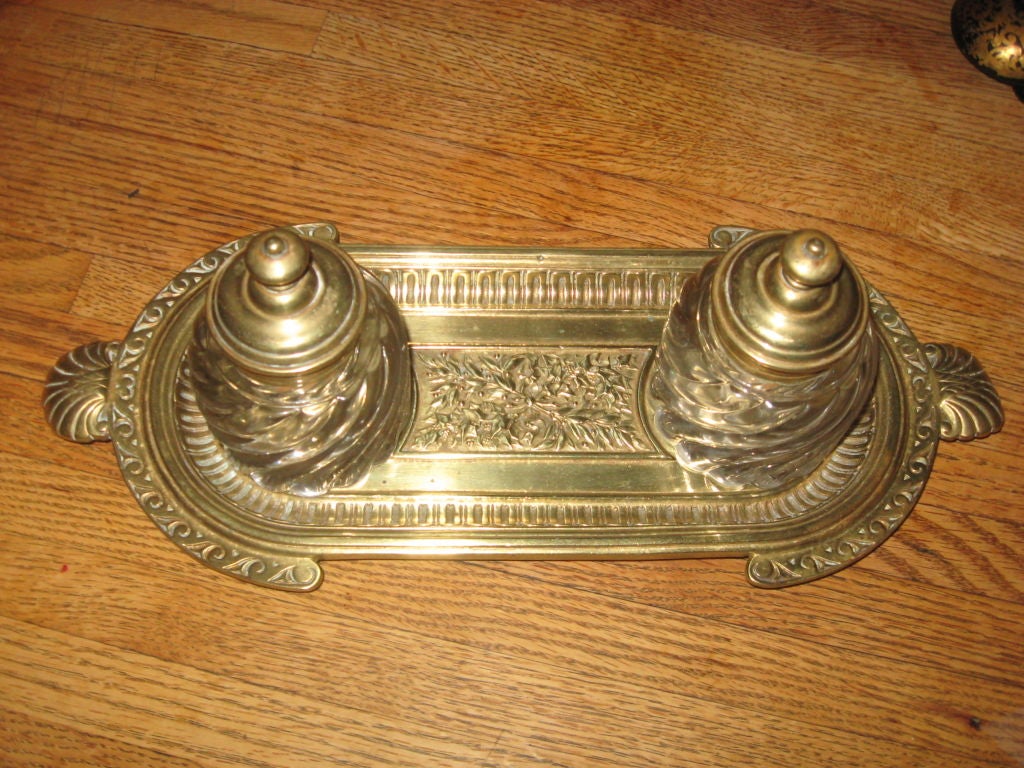 sonde en bronze et cristal du 19ème siècle. Baccarat avec encriers doubles très lourds.