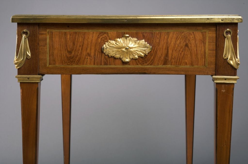 XVIIIe siècle et antérieur Assiette de bureau Louis XVI en bois de tulipier et Amaranth montée en bronze doré en vente