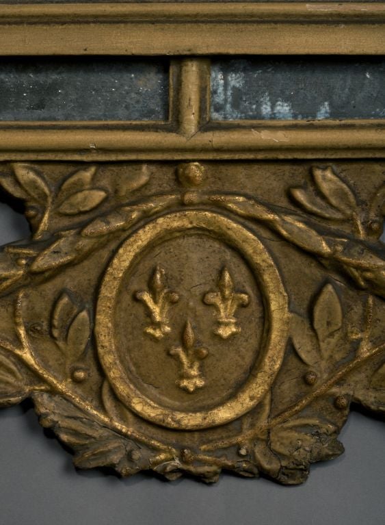 Français Miroir en bois doré de style Louis XIV en vente