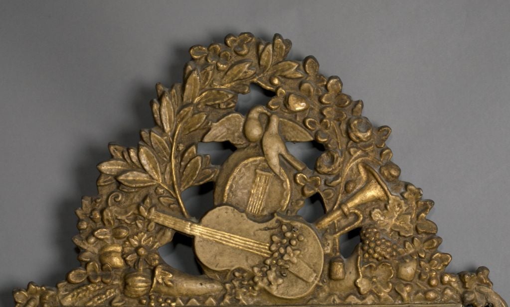 Français Miroir en bois doré de style Louis XIV en vente