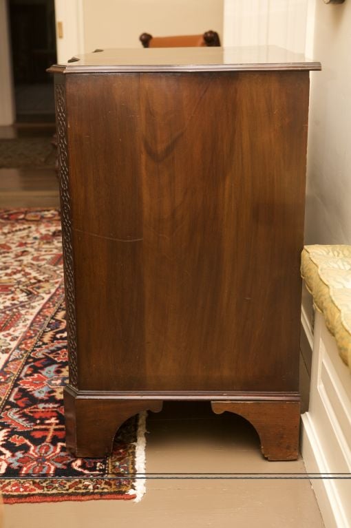 Legno Cassettiera a serpentina in mogano stile Giorgio III in vendita
