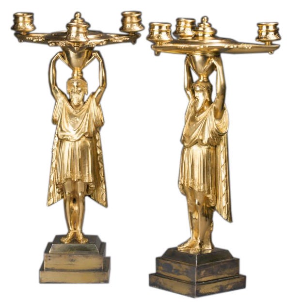 Paar figurale Regency-Kandelaber aus vergoldeter Bronze im Angebot