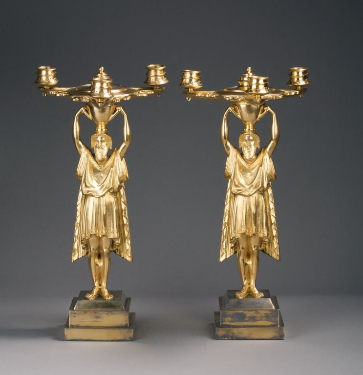 Paar figurale Regency-Kandelaber aus vergoldeter Bronze (Englisch) im Angebot