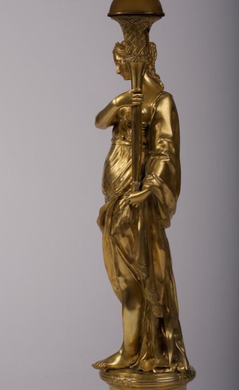 XVIIIe siècle et antérieur Chandelier figuratif Louis XVI en bronze doré monté en lampe en vente