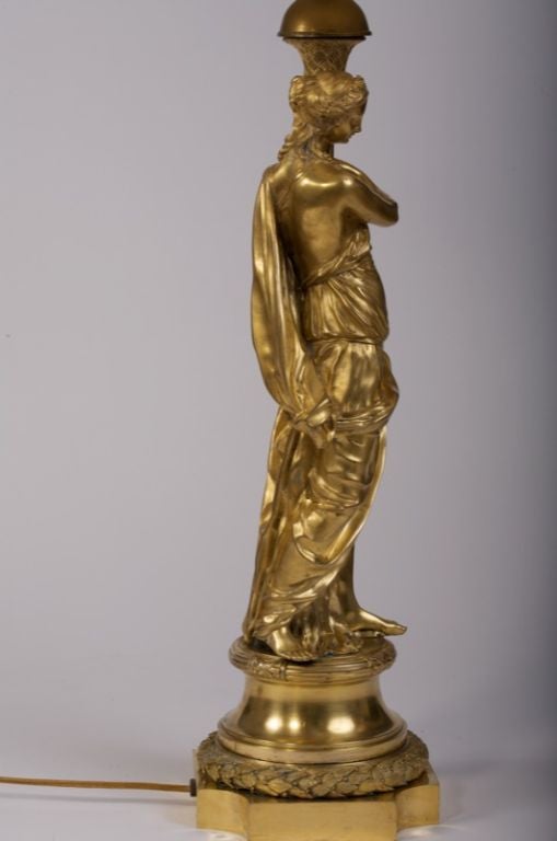 Chandelier figuratif Louis XVI en bronze doré monté en lampe en vente 3