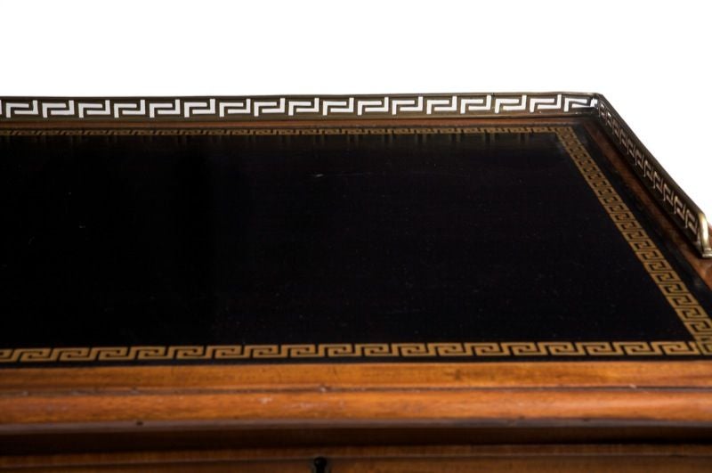 George III. Mahagoni-Schreibtisch mit Messingbeschlägen (18. Jahrhundert und früher) im Angebot