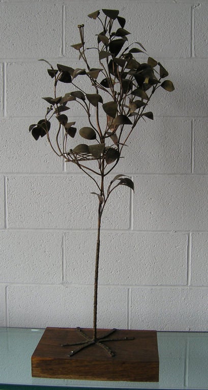 Cet arbre fantaisiste en laiton a été fabriqué à la main dans les années 1970 par les artisans de C. Jeré. Il présente un tronc élancé avec des détails d'écorce, de délicates feuilles articulées et un nid d'oiseau qui contient un seul œuf en