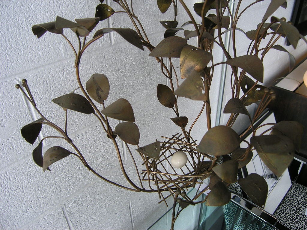 Américain Sculpture en laiton d'un arbre avec un nid d'oiseau par C. Jer en vente