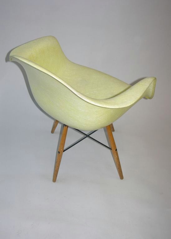 American Charles and Ray Eames Dowel Leg Swivel Chair