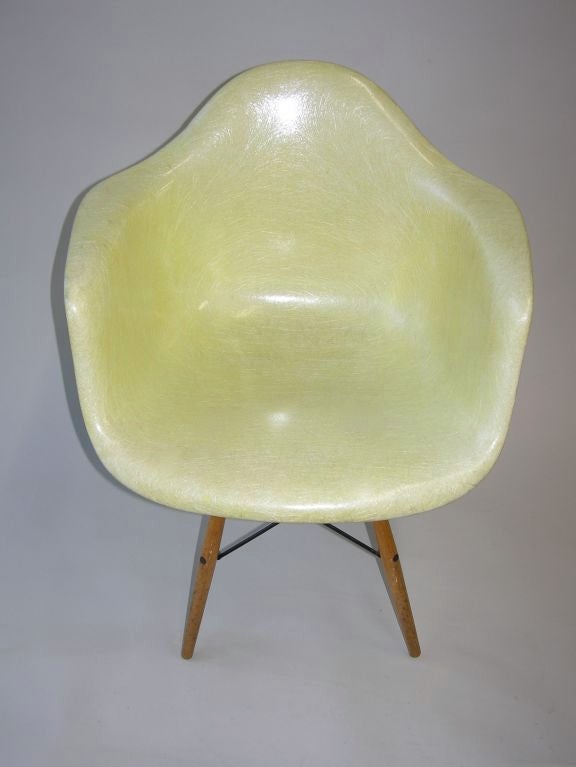 Mid-20th Century Charles and Ray Eames Dowel Leg Swivel Chair