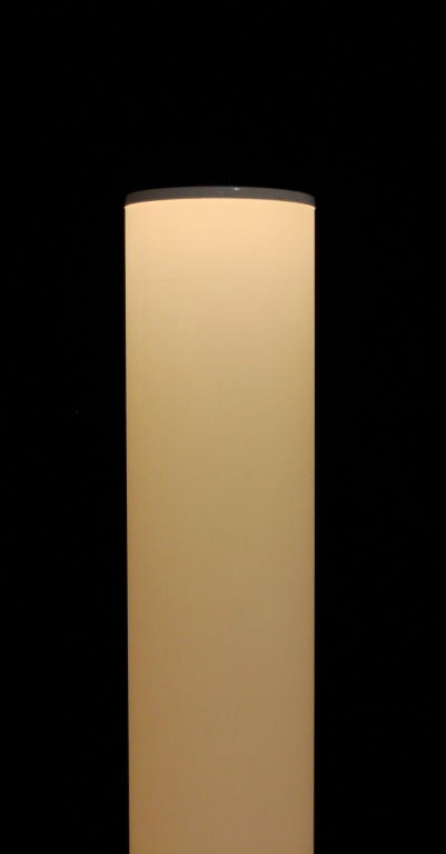 Design Line della California, il che significa che la lampada è stata probabilmente progettata da Bill Curry. Rara lampada da terra alta con tubo acrilico bianco a coste inserito in una pesante base di metallo nero, interruttore sporgente di colore