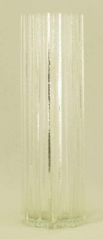 Vaso in vetro testurizzato, molto probabilmente di origine scandinava, simile ai vasi di corteccia del vetraio inglese Whitefriars Glass.