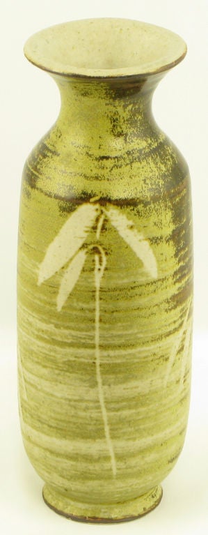 Américain Poterie d'atelier signée en spirale émaillée marron et or avec feuillage  Vase en vente