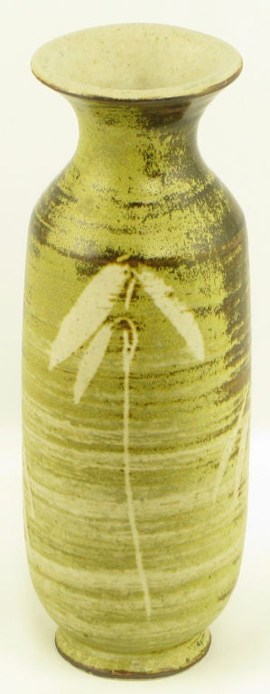 Foliado marrón y dorado esmaltado en espiral firmado Studio Pottery  Jarrón Estadounidense en venta