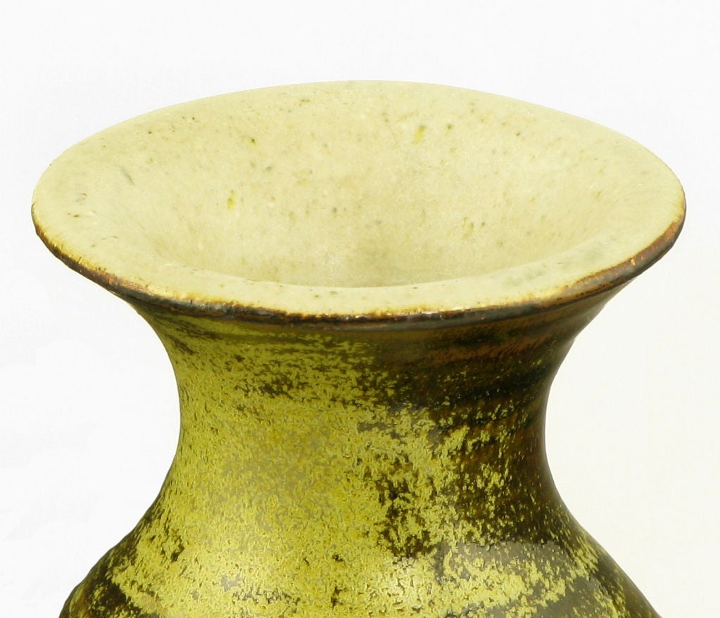 Signierter spiralglasierter Studio Pottery in Braun und Gold mit Blattwerk  Vase (Mitte des 20. Jahrhunderts) im Angebot