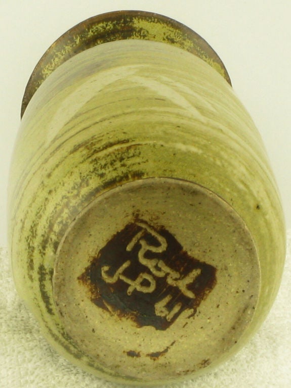 Poterie d'atelier signée en spirale émaillée marron et or avec feuillage  Vase en vente 1
